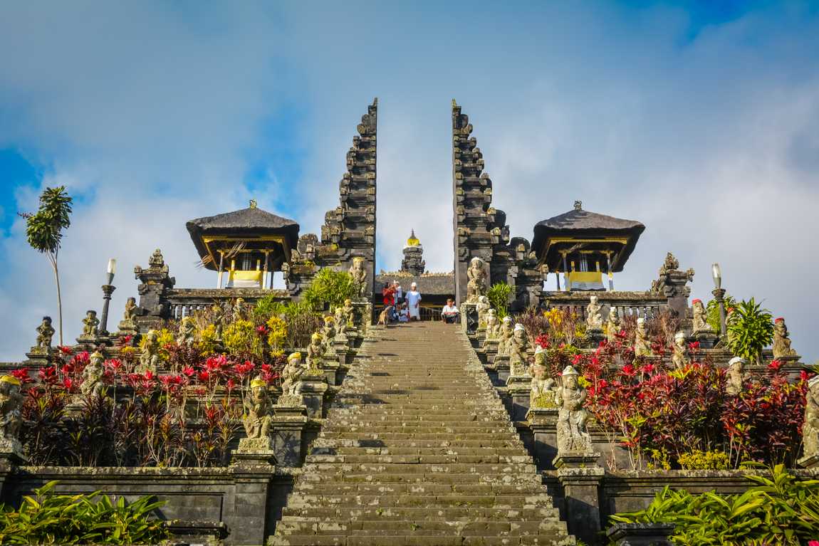 Pecalang menegur turis asing di dekat Pura Agung Besakih