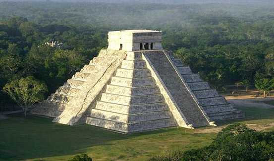 La pyramide El Castillo La pyramide El Castillo